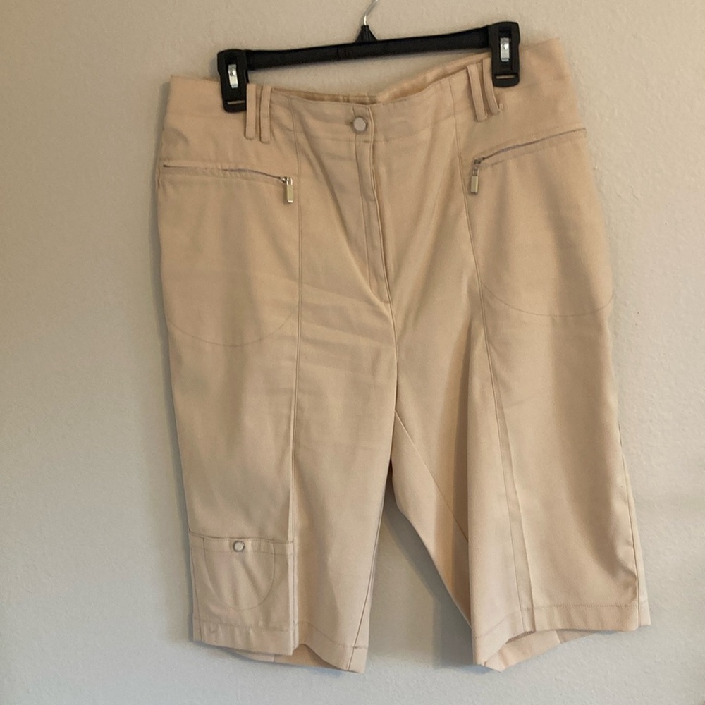 DKNY WOMENS GOLF SHORTS SIZE 12